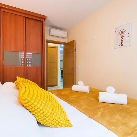Victoria Square- Center Apartment
